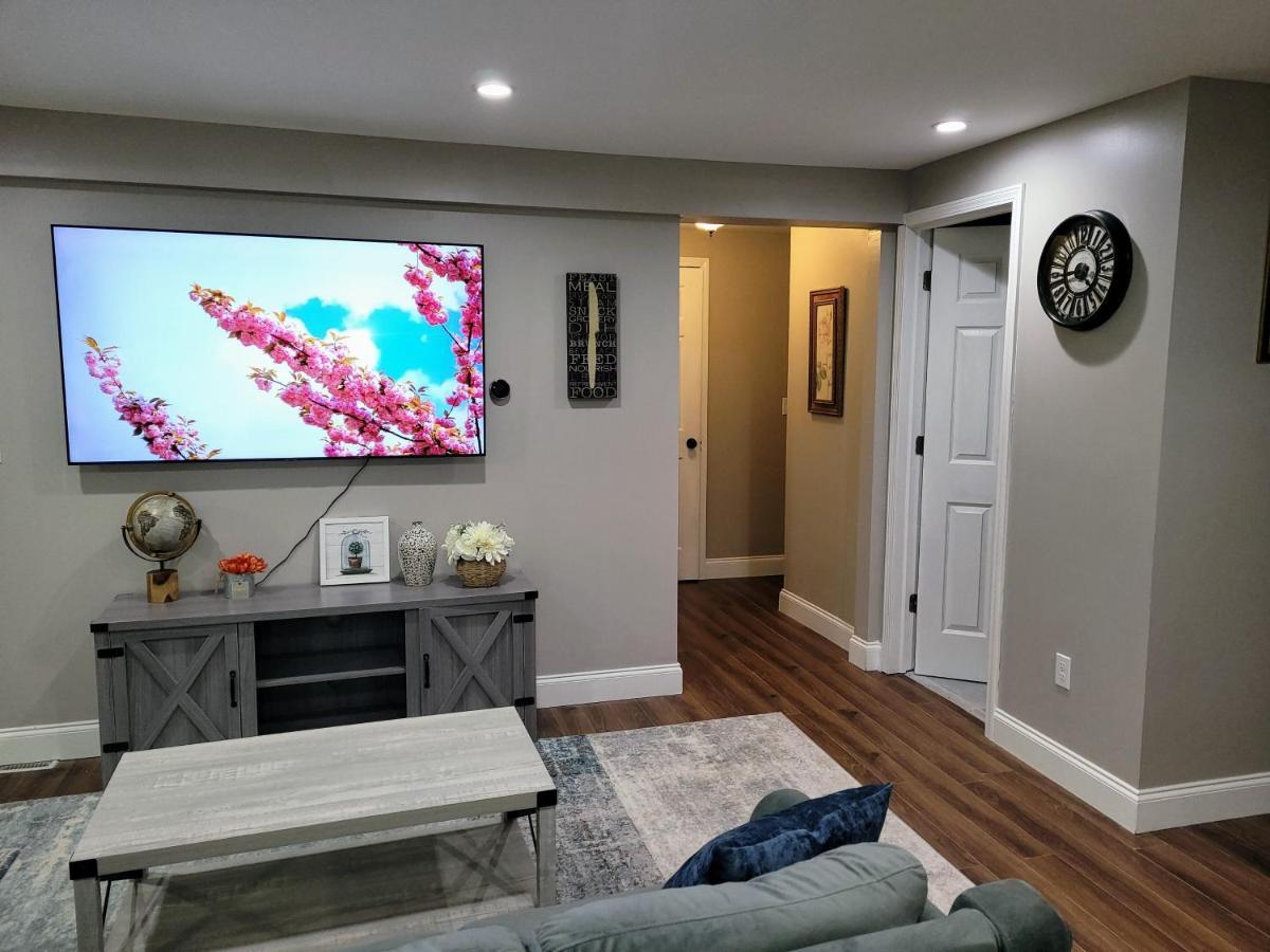 Apartment With Brand New Furniture And Large Parking West Seneca Bagian luar foto