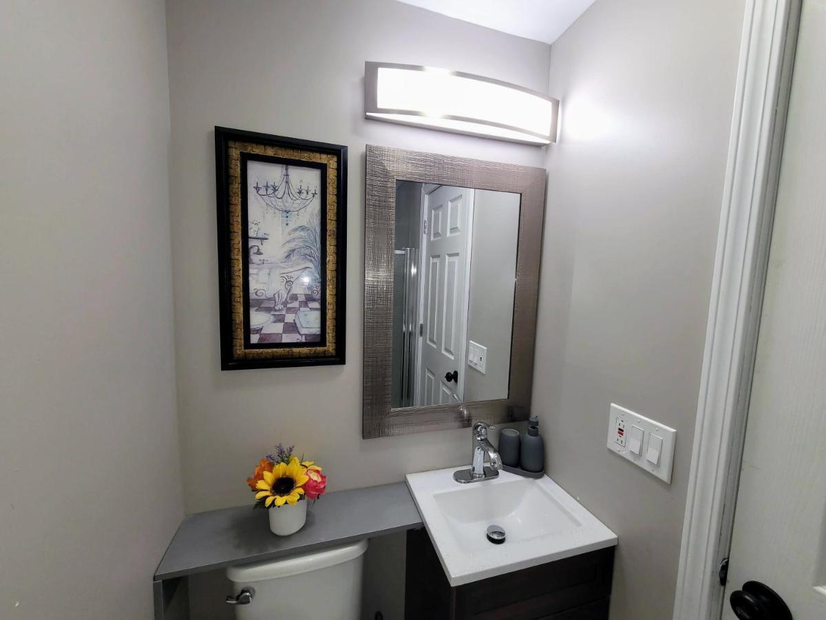 Apartment With Brand New Furniture And Large Parking West Seneca Bagian luar foto