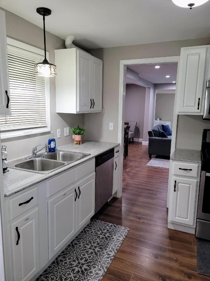 Apartment With Brand New Furniture And Large Parking West Seneca Bagian luar foto