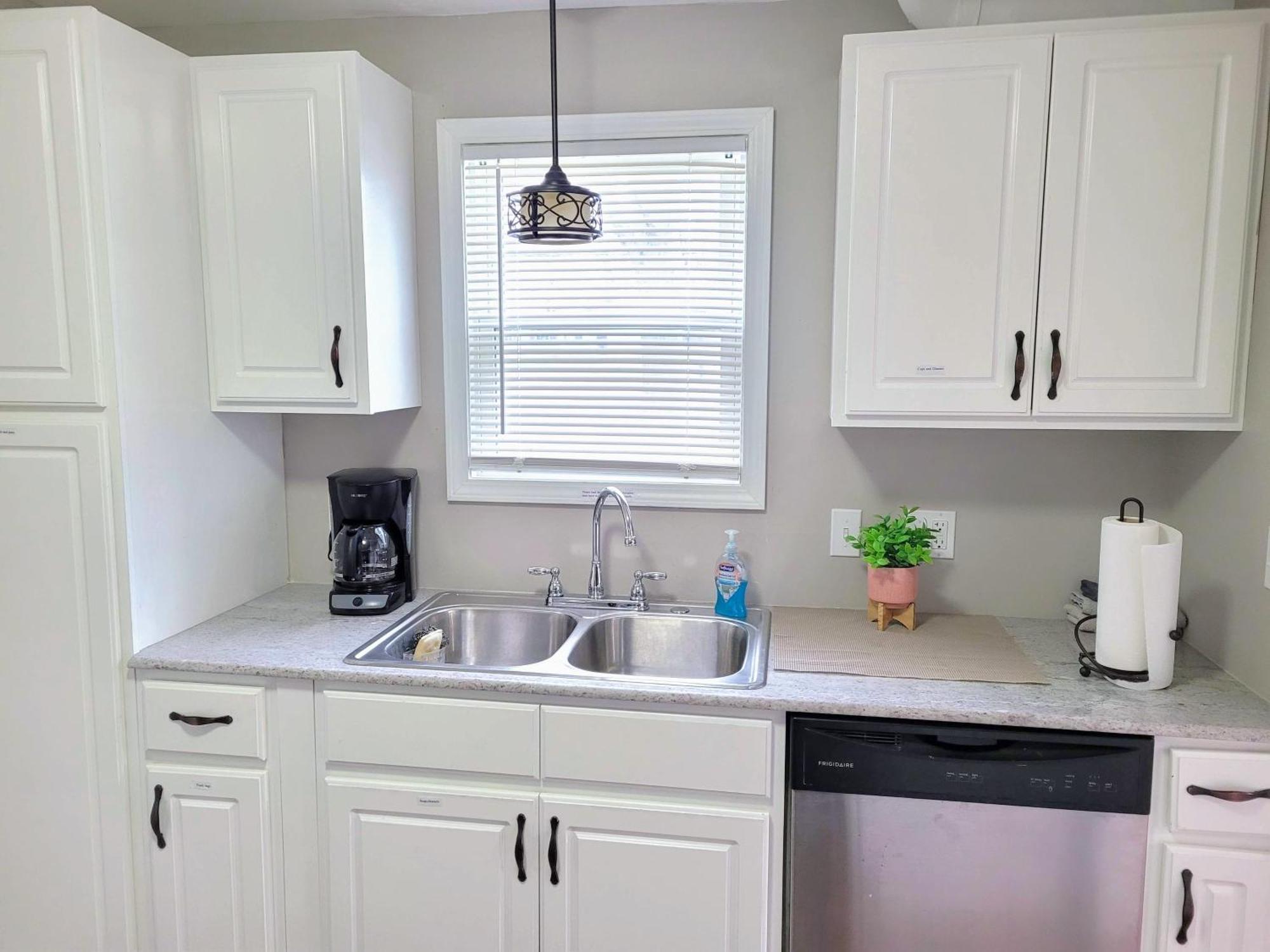Apartment With Brand New Furniture And Large Parking West Seneca Bagian luar foto