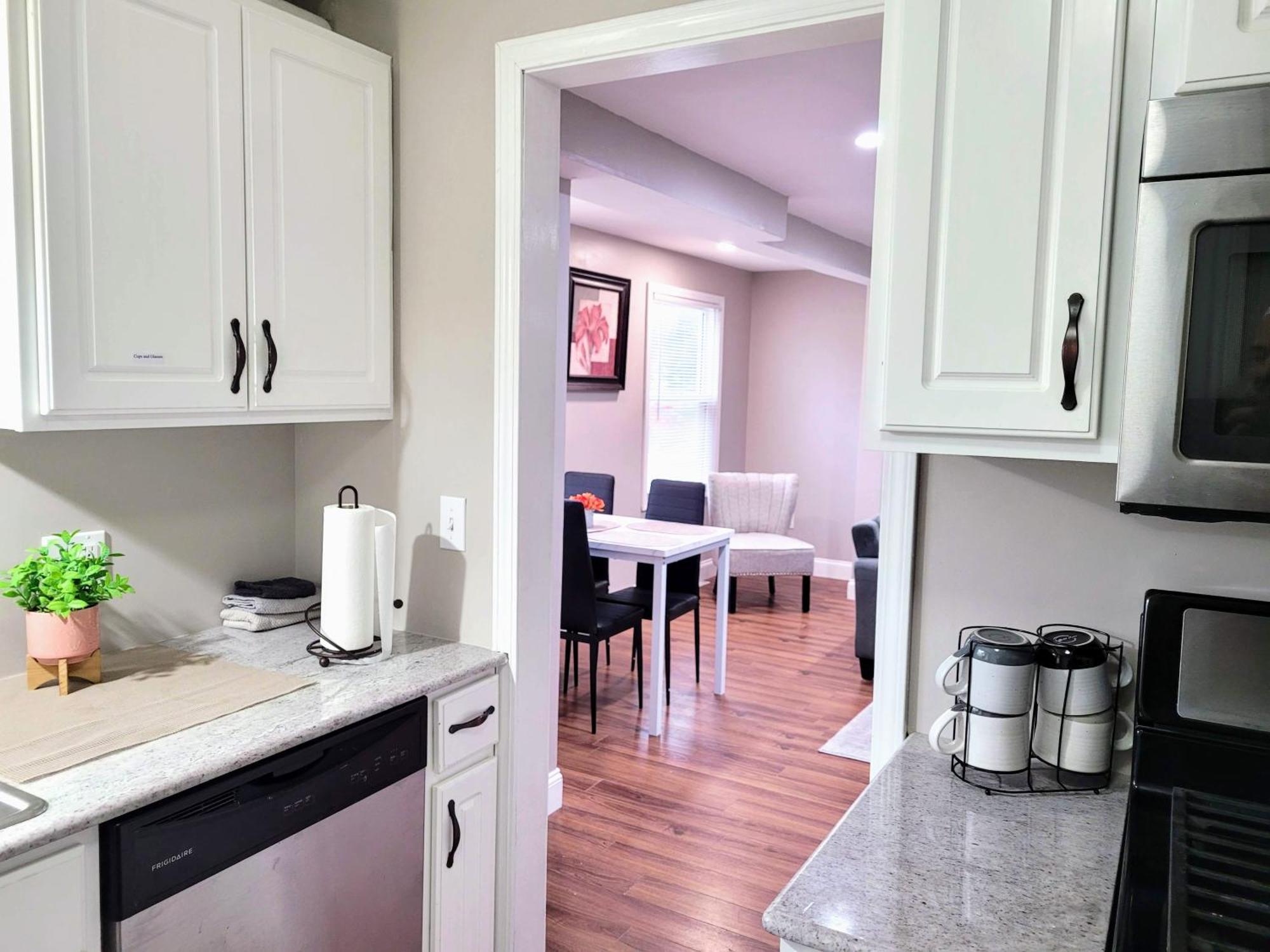 Apartment With Brand New Furniture And Large Parking West Seneca Bagian luar foto